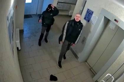 Gənc oğlan süpürgəçi və lift ustasını narkoman zənn edərək onlara hücum edib